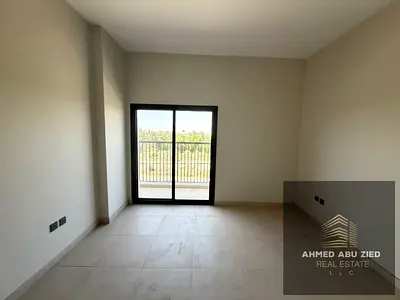 شقة غرفتين وصالة أول ساكن للإيجار السنوي في كينتيا الزاهية عجمان، موقف خاص، جيم، مسبح، إطلالة على الطريق وتشطيب فاخر. موقع مميز جدا من الخدمات
