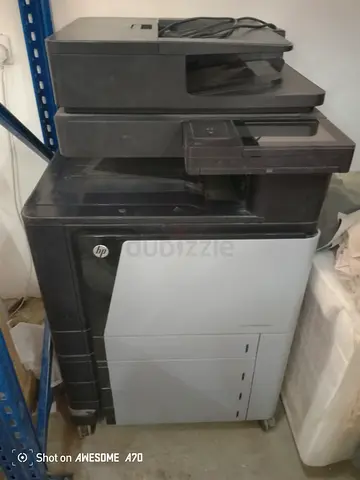 طابعة HP M880m هي آلة شاملة ومتطورة مصممة للمكاتب الكبيرة، وتتميز بإمكانياتها القوية في الطباعة والم