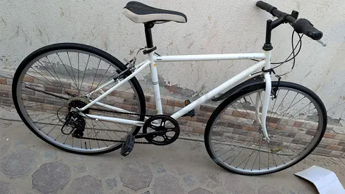 White Hybrid sports style city bike 7 Gear- used, good working condition