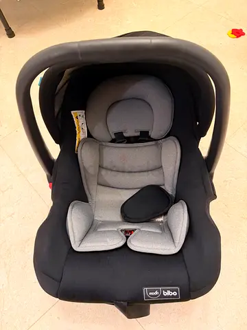Joie i-Gemm Infant Car Seat (Black/Grey) - Good Condition and yoyo bassinet