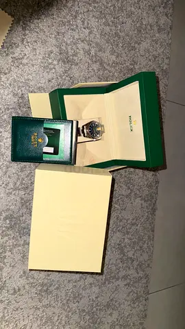 Rolex wristwatch with box and papers - pre-owned