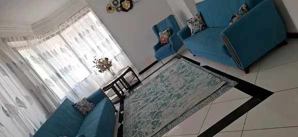 كنب تفتح سرير وفيها تخزين .. مع طاوله وسجاد