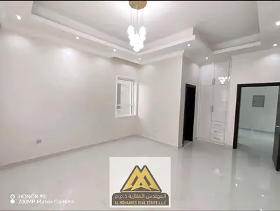 4 غرف نوم مجلس واسع صالة عائلية 6 حمامات تشطيب ممتاز تصميم عملي ومساحات مريحة