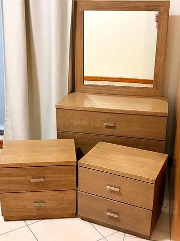 Light wood bedroom dresser with mirror and 2 bedside drawers - good condition