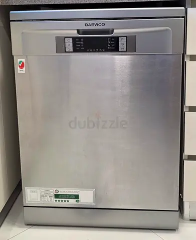 Used stainless steel free standing dishwasher - good working condition///14 places