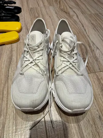 Mens ON White running sneakers - lightly used, size 44.5