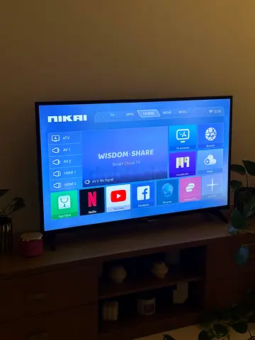 32–43 inch LED Flat Screen TV in Good Condition (Stand Included) and Free Wall Bracket