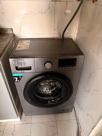 Front load washing machine - 7 kg, stainless finish, lightly used