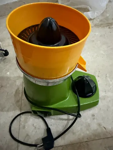 Electric Citrus Juicer - Compact Home Appliance