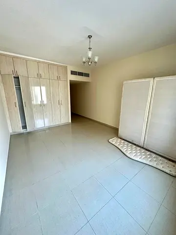🌟 موقع استثنائي وتوفير كبير: شقة 3 غرف وصالة + غرفة خادمة في المجاز 1 ثاني نمرة من الكورنيش مع تكييف مجاني على المالك! 🌟  وفر تكاليف التكييف واستمتع