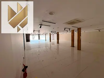 معرض صناعي للإيجار في الصناعية 4 على شارع عام مباشرة، مساحة 7,500 قدم²، تشطيب مودرن، مكاتب، حمامات، مطبخ، تكييف مركزي وميزانين وكهرباء 3 فاز