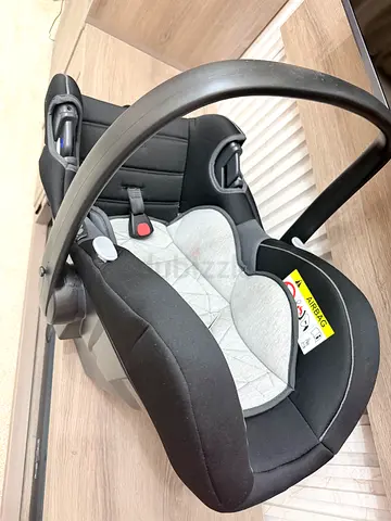 Infant car seat / baby carrier - good condition, lightweight (AED 150)