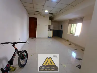 للإيجار استوديو بالراشدية 3 عجمان، طابق أرضي مرتفع، مساحة كبيرة، مطبخ شبه منفصل، تشطيب جيد، 20 ألف.