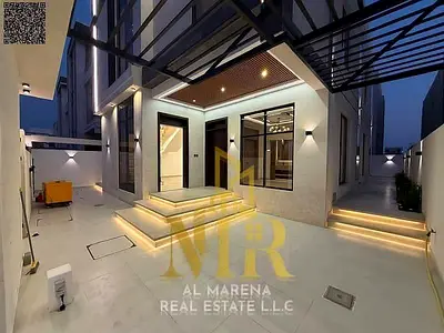Villa directly from the owner, custom-finished, on a main street close to all services, freehold ow