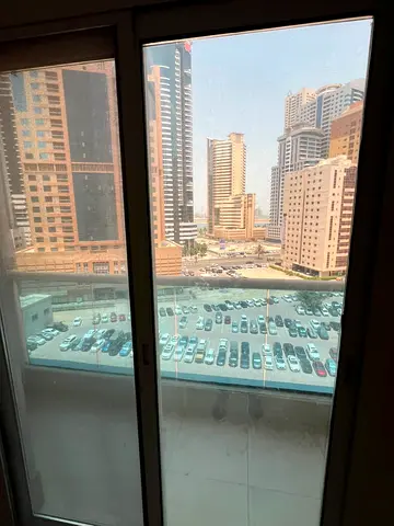 للإيجار السنوي3 غرف وصاله كبيره مع باركن داخل البرج 55,000 الف علي 4 دفعات 2000 تامين كاش عائلات فقط