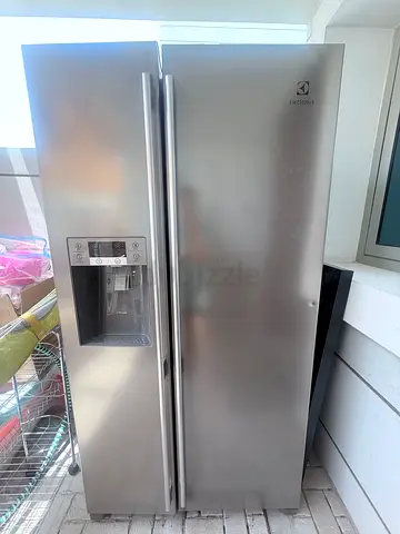 Electrolux Refrigerator 2 door with water dispenser