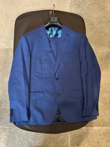 Louis Féraud Paris men’s suit in light blue, made from premium Super 100’s fabric, EU size 56.