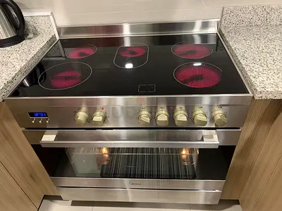 Midea full electric digital cooking range Sam like new condition 90cm