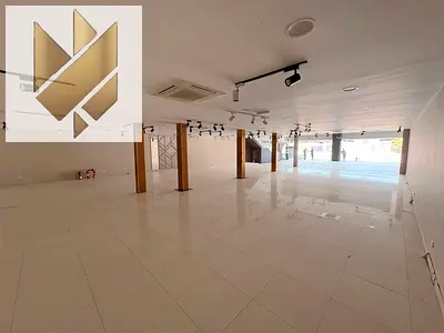 معرض تجاري مودرن للإيجار في الصناعية 4 | 7500 قدم | شارع رئيسي | تكييف مركزي | ميزانين | 3 فاز