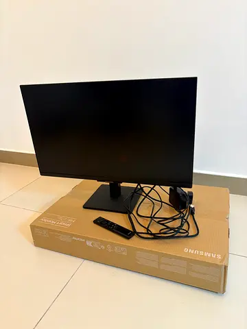 Smart monitor Samsung 24-inch FHD Monitor with Stand and Remote - Good Condition