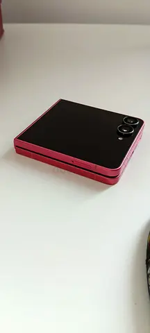Samsung Galaxy Z flip 7 coral red