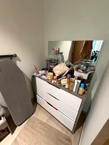 White 3-Drawer Dresser/Vanity in Good Condition