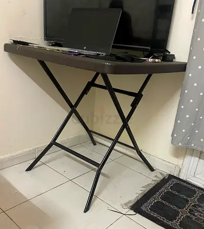 Small dinning table and 4 plastic chairs
