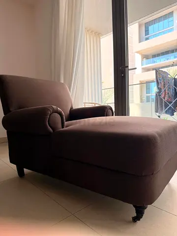 Brown chaise lounge / daybed in good condition