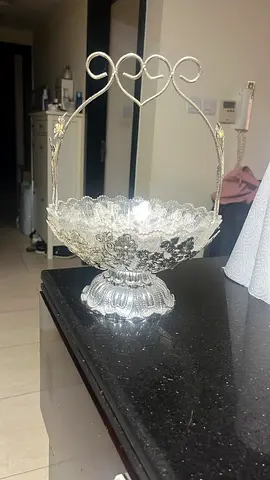 Decorative silver plastic candy/fruit bowl with handle