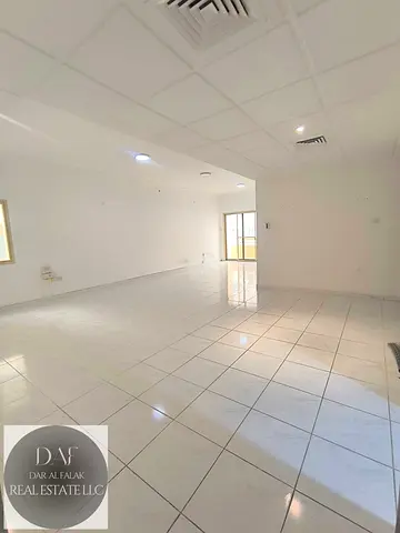 صالة 3 غرف نوم مع مبرد مجاني في عود ميثاء بجوار عيادة أستر متوفرة بالقرب من بناية الوليد في بناية بنجابي ضبا