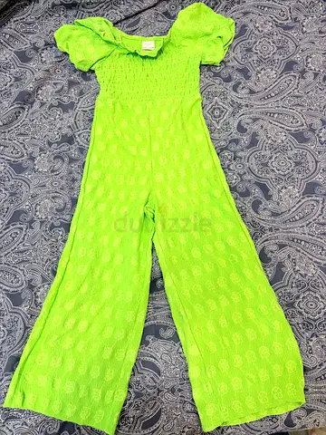 Zara dungarees- Lime green textured off-shoulder size 6, CM 116 and size 7 , CM 122 in color beige.