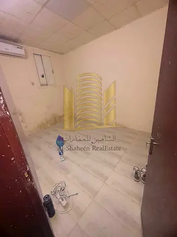 An Arab house for sale in Liwara, a one-story house consisting of four rooms, a living room and three bathrooms, currently rented for 40 thousand per year, an old rent, the land area is 2000 feet, the