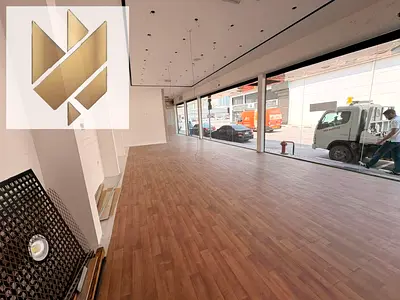 معرض فاخر للإيجار بواجهة مباشرة على الشارع العام مساحة 1500 قدم بتصميم مودرن وتشطيب راقٍ مكاتب مجهزة ميزانين تكييف مركزي وكهرباء 3 فاز جاهز للتشغيل