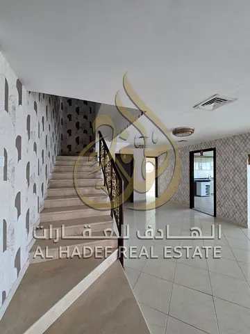 صالة كبيرة. غرفة خادمة ماستر. 5 حمامات. مستودع. بلكونتان. موقفا سيارات. المساحة: 369 متر مربع. تقع في الطابق 34. خالية وجاهزة للسكن.