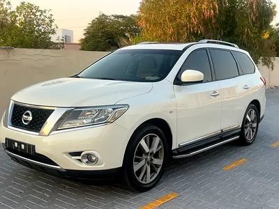For sale Nissan pathfinder 2017 model SV gcc