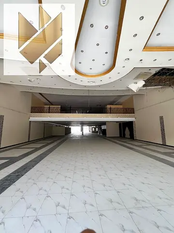 **معرض للإيجار في الصناعية 4 | على الشارع الرئيسي مباشرة | 15,000 قدم مربع | تشطيب مودرن | ميزانين | تكييف مركزي**