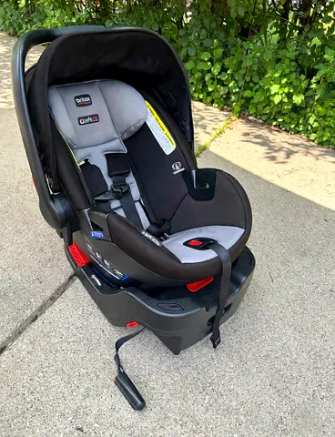 Britax B-Safe Infant Car Seat with isofix Base - excellent condition