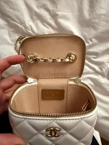 White quilted mini Chanel-style crossbody bag with gold chain cO pY