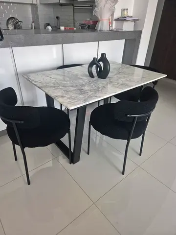 Marble 4 seater dining table for Sale!