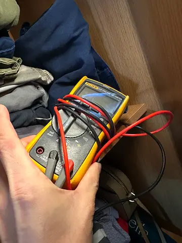 Fluke 117 Digital Multimeter with Test Leads - Good Working Condition