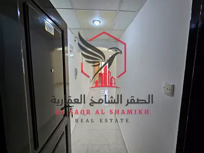 شقة للإيجار السنوي في القاسميه غرفتان وصالة مع بلكون جيم ومسبح مجاني مساحات واسعه صيانه مجانيه تكييف مركزي