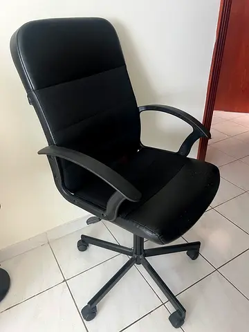 Black swivel office chair with armrests – used, good condition