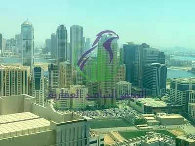 شقة واسعة مكونة من غرفتين نوم للإيجار مع تكييف مجاني وباركن وخزائن حائط وتقع في موقع متميز قريب من كل الخدمات