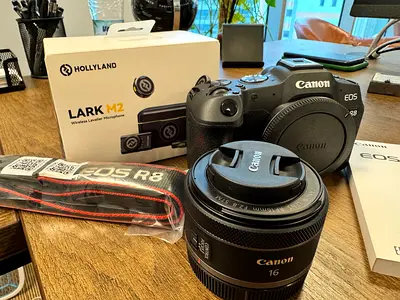 Canon EOS R8 mirrorless camera with RF 16mm lens + Extreme PRO SD 512 GB + Hollyland Lark M2 mic