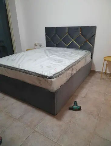I m selling this king size bed in brand new condition.