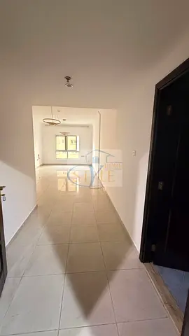 فرصة مميزة لامتلاك شقة غرفه وصاله واسعة بموقع استراتيجي ، ضمن برج عائلي معروف وقريب من جميع الخدمات والمرافق الحيوية.
