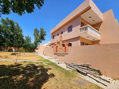5 Bed room 2 Hall 1 Majlis Maids room store room parking gardan Balcony Big villa like new villa 120k,