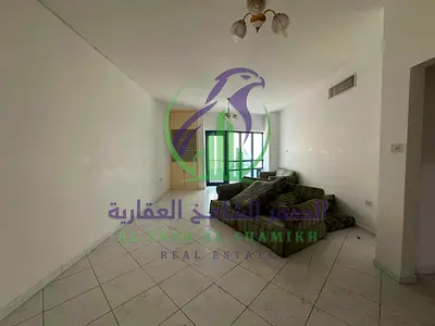 غرفتين وصالة واسعة للاجار في المجاز ثلاث عقد عزاب صريح ثاني صف من الكورنيش بلكونتين إطلالة مفتوحة خزائن بالحائط