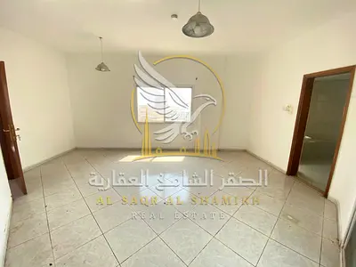 شقة غرفة وصالة بالنباعة للايجار تتميز بتكييف مركزي وتشطيب نضيف مع غرفة ماستر وبلكونة في موقع قريب من الخدمات العامة في منطقة حيوية