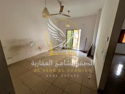 شقة غرفة وصالة للايجار السنوي في منطقة القاسمية المحطه بلكونة باطلالة مفتوحة مساحة واسعة موقع متميز بناية عائلات فقط